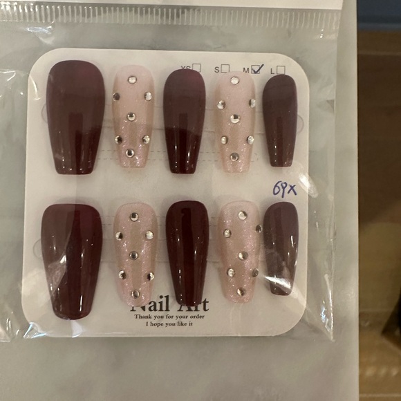 Assorted Press-On Nail Set - Picture 4 of 16